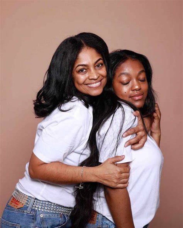 Azriel Clary Reunites With Family, Flaunts Curves on Instagram