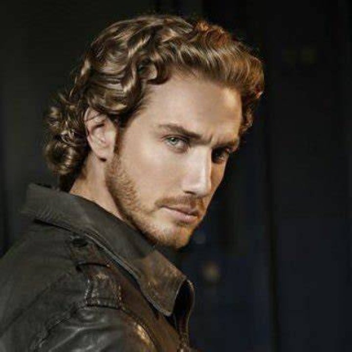 Eugenio Siller interpreta a Javier Bolívar/Nicolás Núñez en Reina de