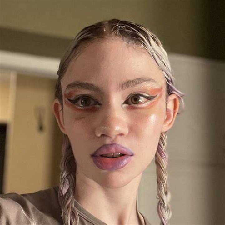 What did Grimes do to her face? Before and after pictures go viral as